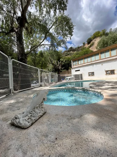 Zona de piscina y entorno natural para bodas y eventos cerca de Guadalest y Benidorm.